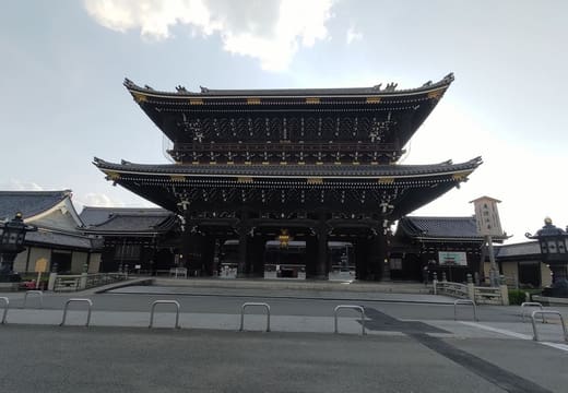 The Goei-do gate of Higashi Hongan-ji seen across Karasuma-dori, Kyoto