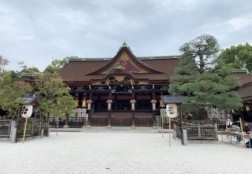 The main hall of Kitano Tenmangu behind its gravel courtyard and stone lanterns, Kyoto