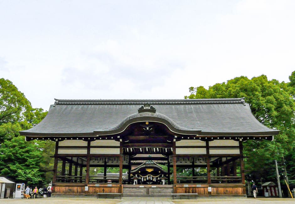 The broad worship hall of Fujinomori Shrine in Fukakusa, seen from the stone path across its gravel courtyard