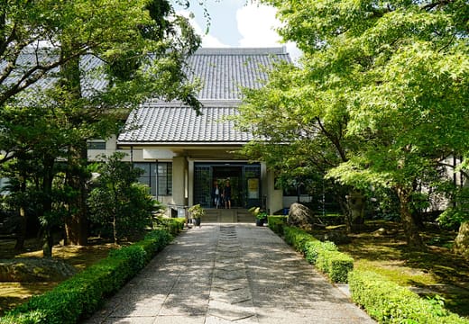 The paved path through a green garden to the entrance of the Jotenkaku Museum at Shokoku-ji