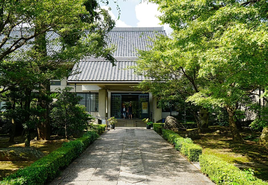 The paved path through a green garden to the entrance of the Jotenkaku Museum at Shokoku-ji
