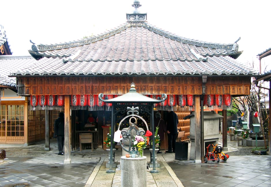 The Jizo hall of Kuginuki Jizo on Senbon-dori, with the giant pincers monument standing in front of it