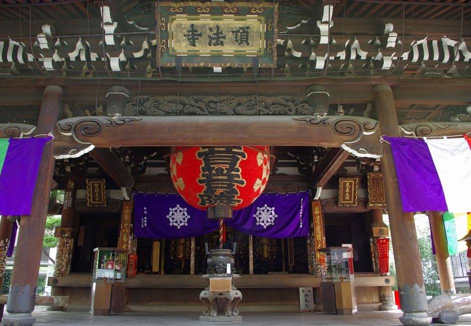 The front of the worship hall at Rokkaku-do in Kyoto with a large red lantern