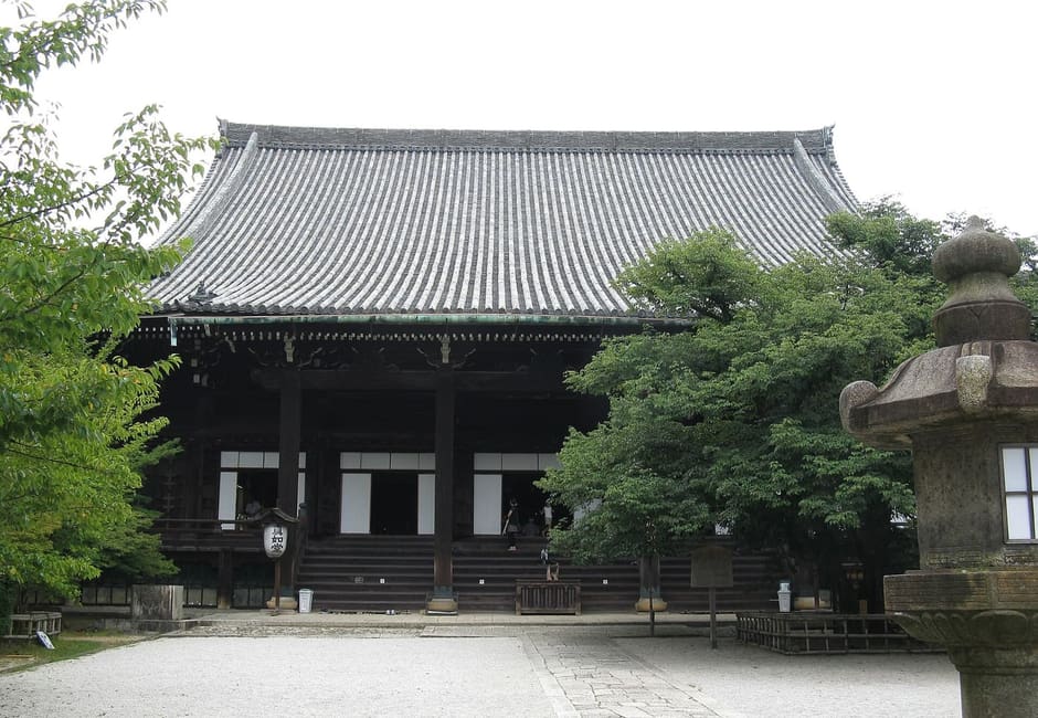 The main hall of Shinnyo-do in Kyoto behind its gravel courtyard and stone lantern